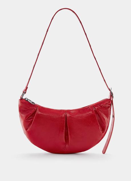 Bolso rojo de Pull & Bear (17,99 euros)