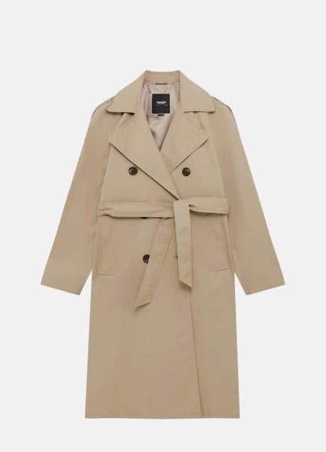 Trench con cinturón de Pull & Bear (39,99 euros)