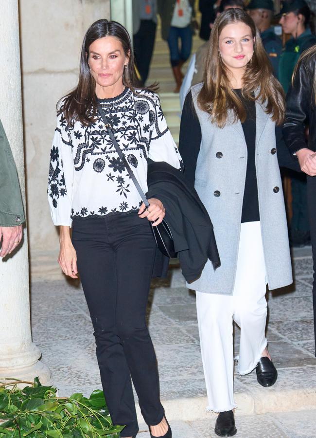 Leonor con mocasines y chaleco de la reina Letizia. / LIMITED PICTURES