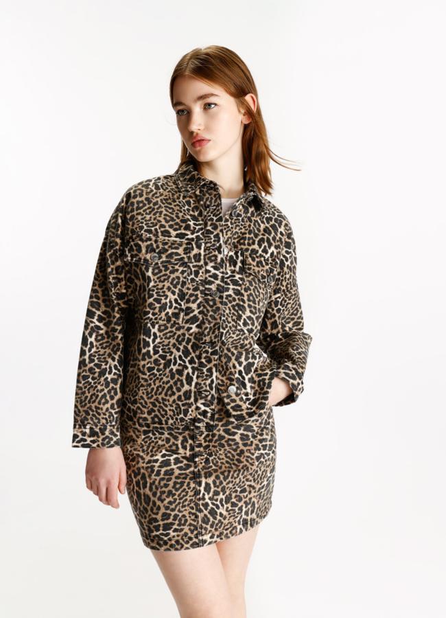 Chaqueta en denim con estampado de leopardo de Lefties.