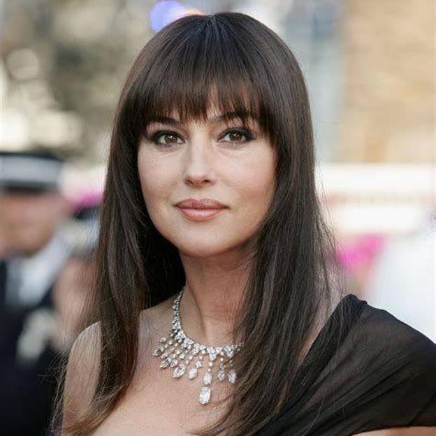 Monica Bellucci con flequillo despuntado que resta años