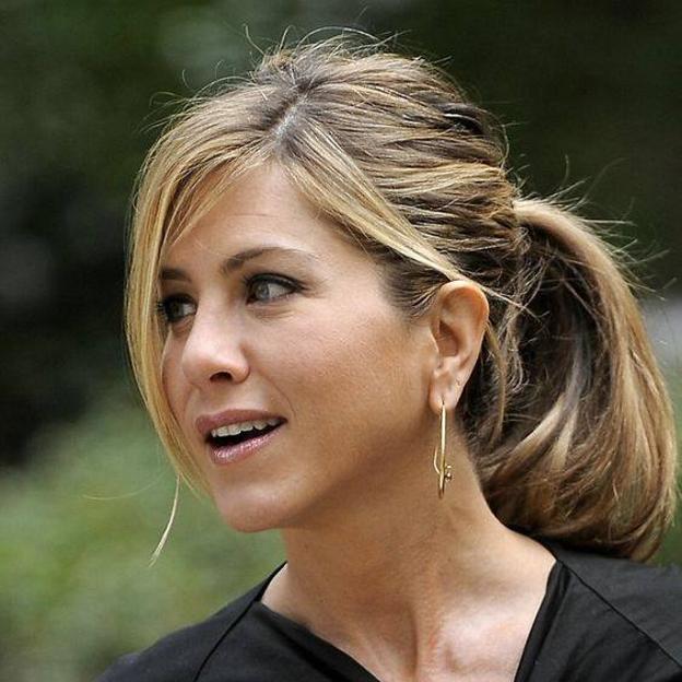 Jennifer Aniston con flequillo largo de lado que resta años