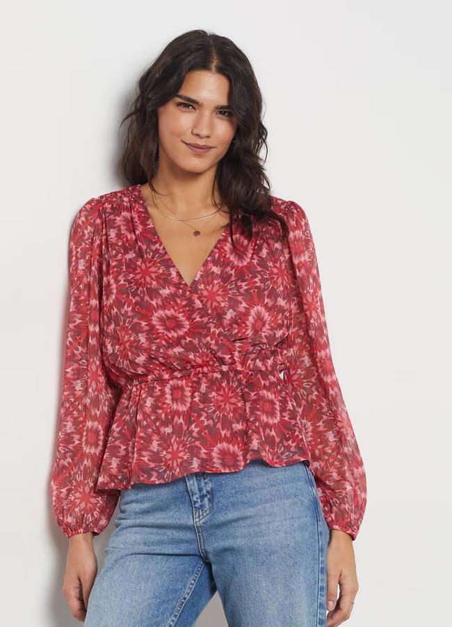 Blusa con escote rosa de Etam, 35,99 euros.