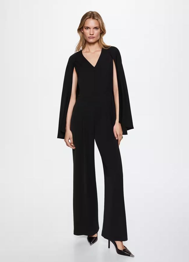 Mono largo con capa en negro de Mango Outlet (32,99 euros).