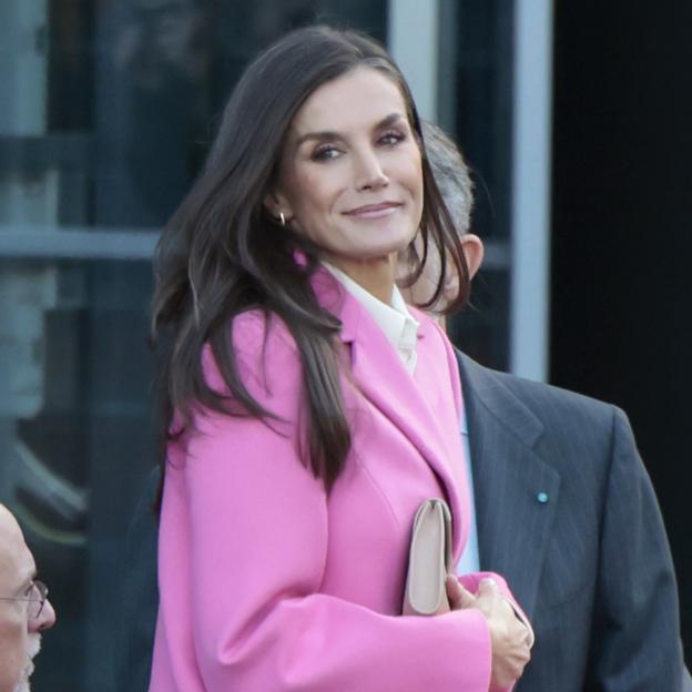 Massimo Dutti rebaja los mocasines de tacón cómodo favoritos de la reina Letizia