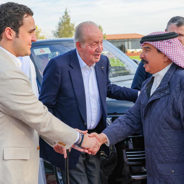 Froilán y Juan Carlos, saludando al rey Hamad bin Isa Al Khalifa. 