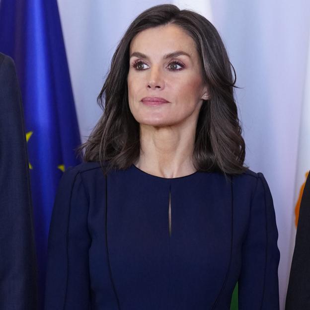 La reina Letizia, sobria y elegante con un vestido azul noche, recuerda a las víctimas del 11-M en un acto homenaje