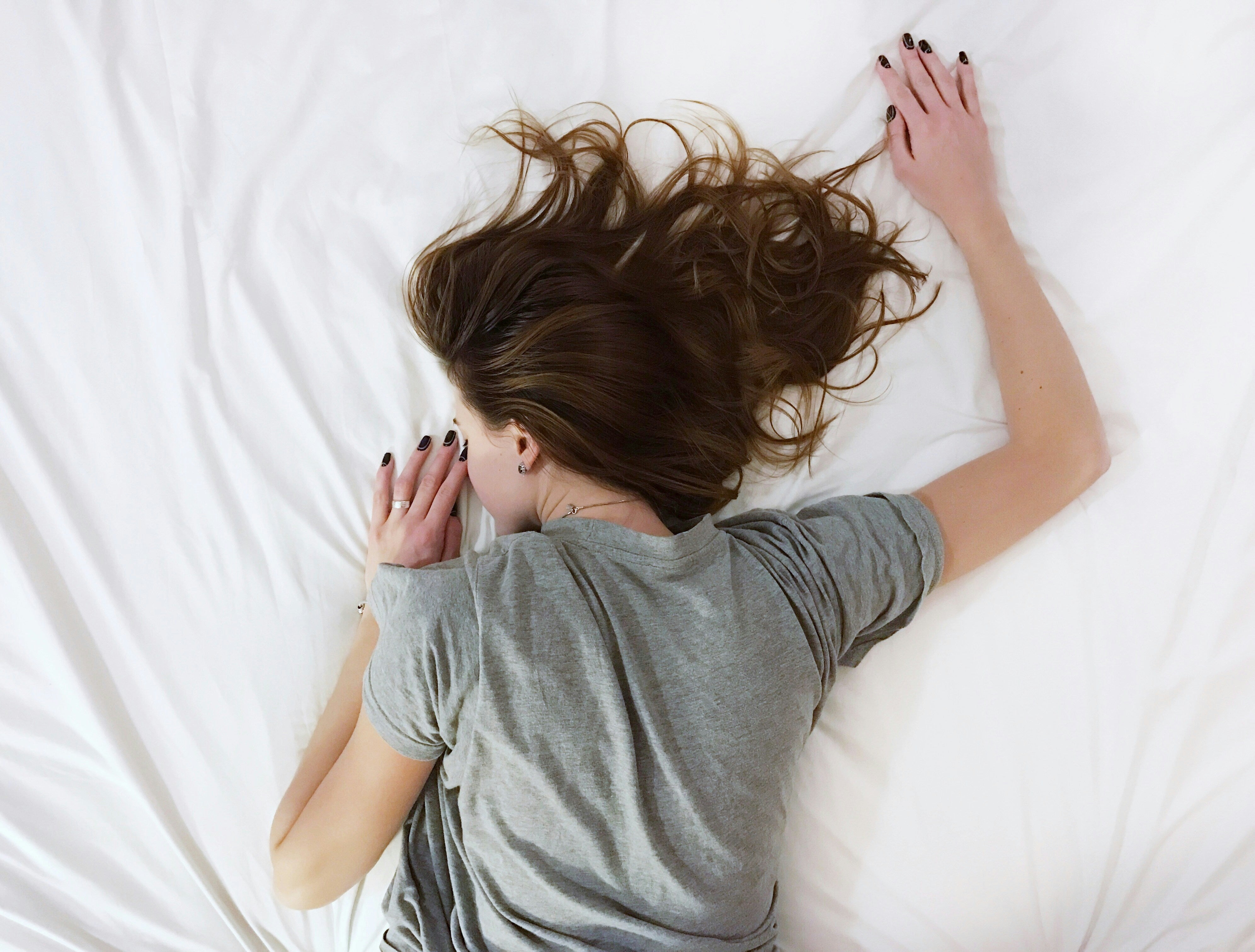 Dormir con personas que no conoces, escribir sin salir de la cama y el mito de la siesta: el libro que te invita a vivir tumbado