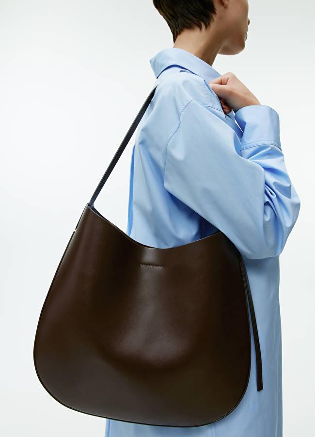 Crescent Shoulder Bag de Arket, 199 euros.