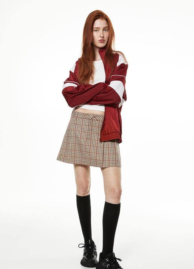 Falda de cuadros corta estilo varsity