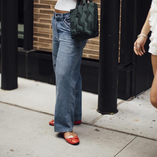 Arrasan: seis bailarinas rojas que añaden un toque de color y gracia a tus looks más básicos