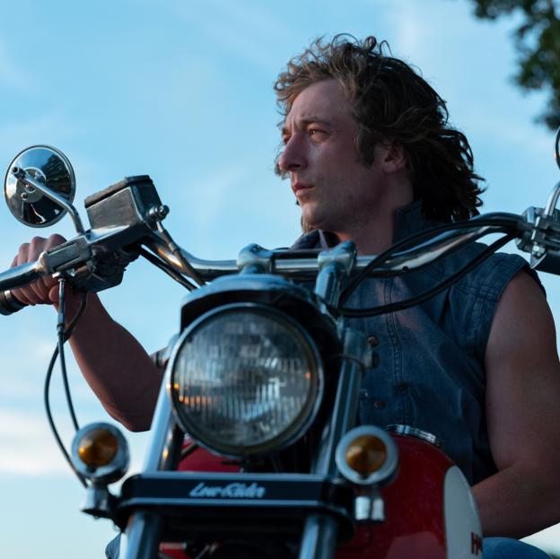 Jeremy Allen White como Kerry Von Erich en una imagen de El clan de hierro.