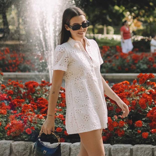 Influencer con vestido bordado color blanco