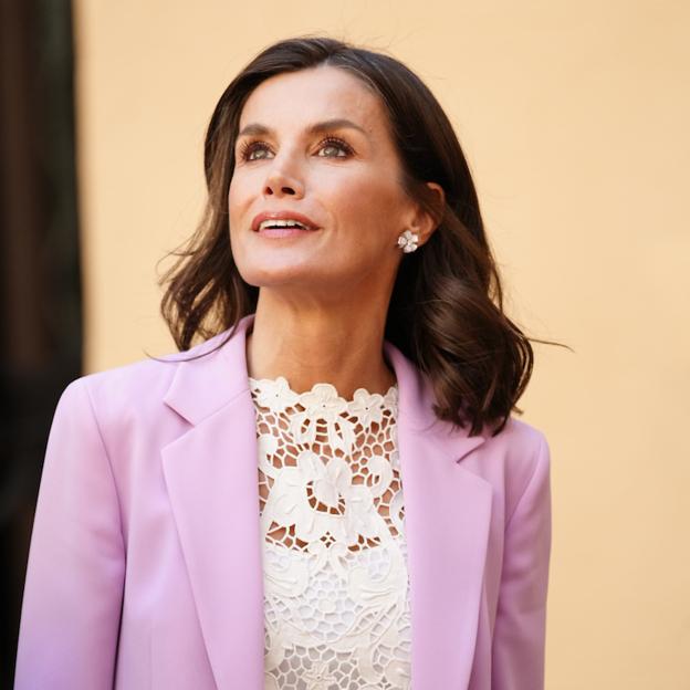 La reina Letizia estrena en Gandía una blusa de encaje perfecta para primavera