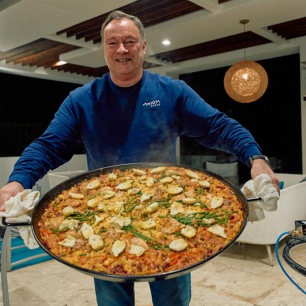 López-Alegría muestra una gran paella en sus redes sociales. 