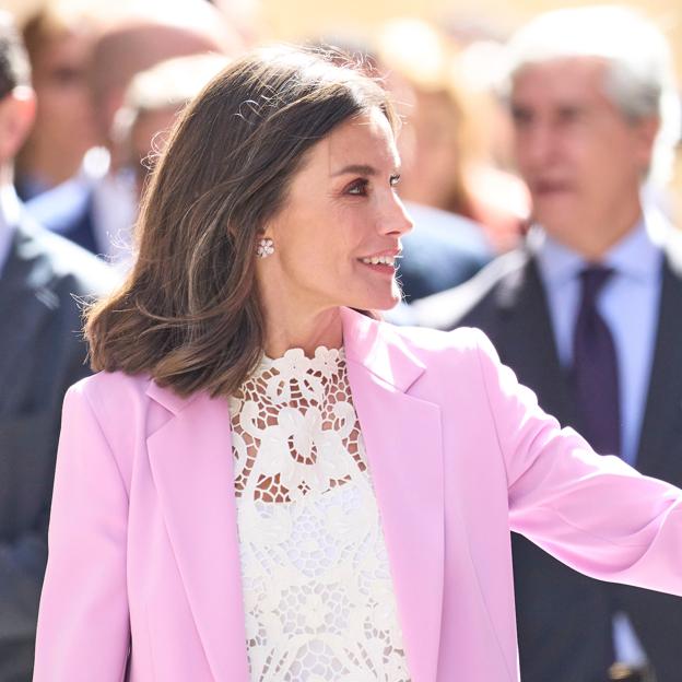 La intrahistoria del 'top Letizia', la blusa bordada y artesanal de la reina que cuesta más de 400 euros