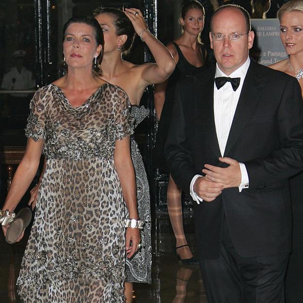 Carolina de Mónaco con un vestido de leopardo de Chanel en 2007