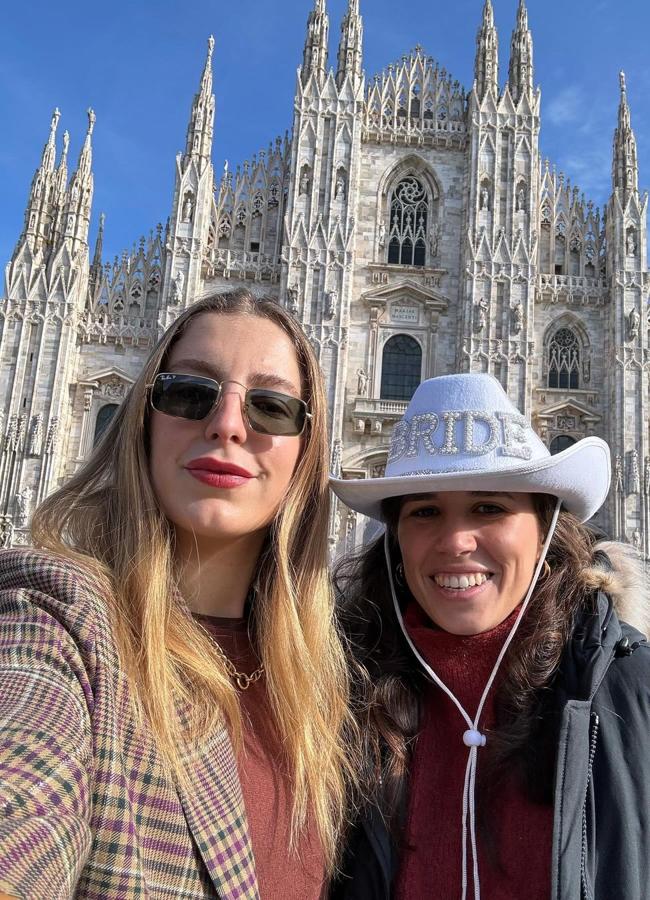 Teresa Urquijo con una amiga en su despedida de soltera. / INSTAGRAM