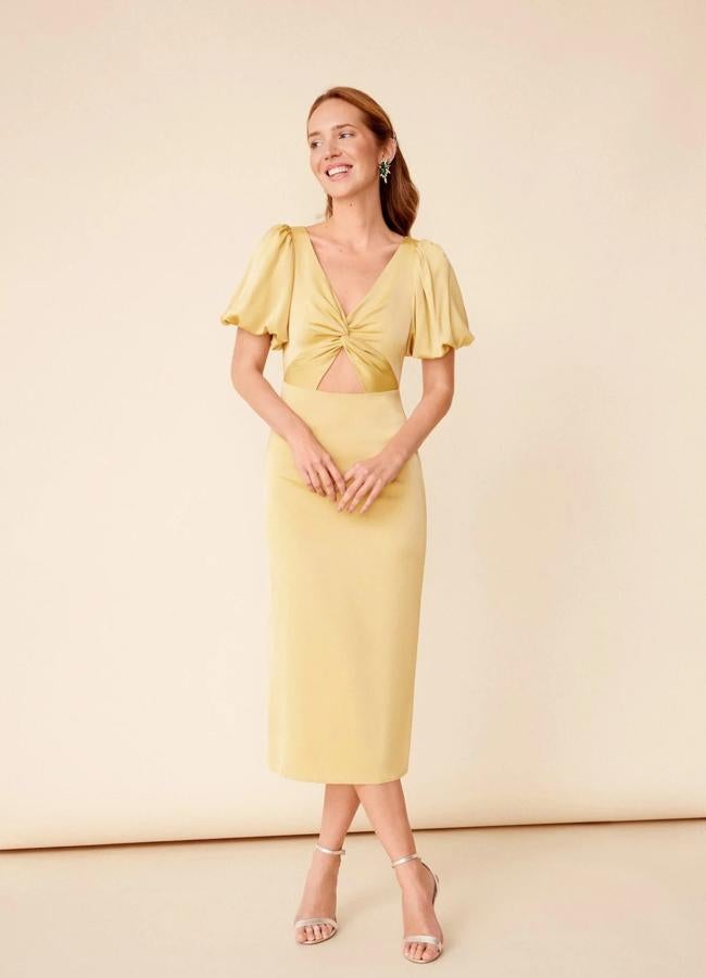 Vestido amarillo con abertura frontal de Bruna, 139 euros.