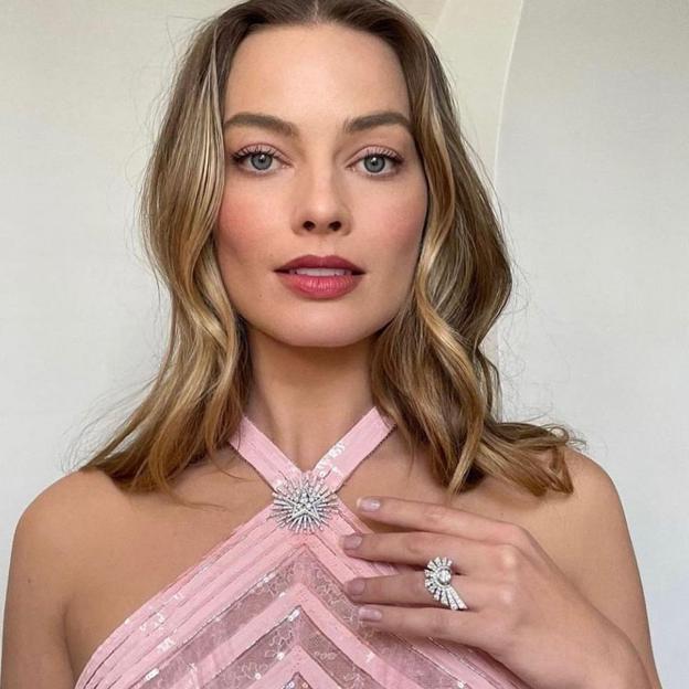 Margot Robbie con uñas rosas