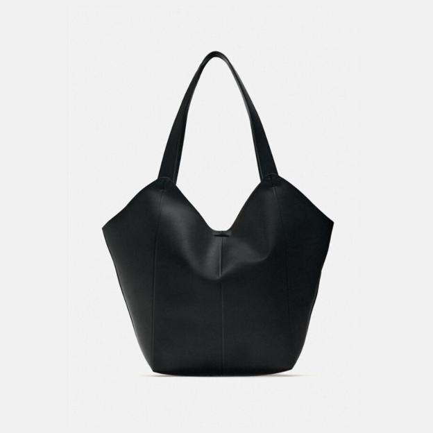 Bolso negro tipo shopper de Zara