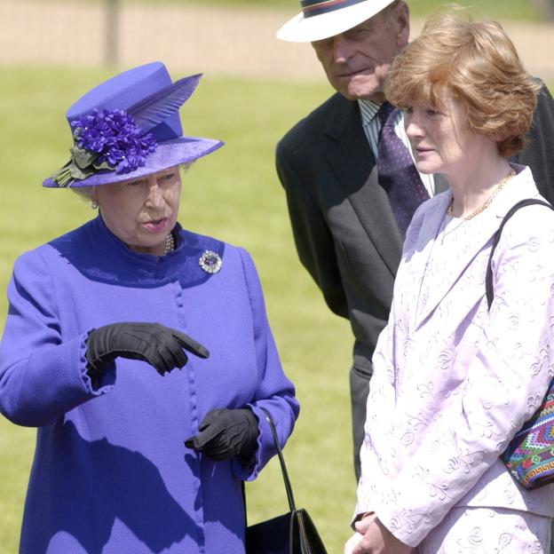 Lady Sarah McCorquodale junto a la reina Isabel II. 