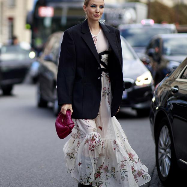 Un look primaveral con vestido de flores del street style.