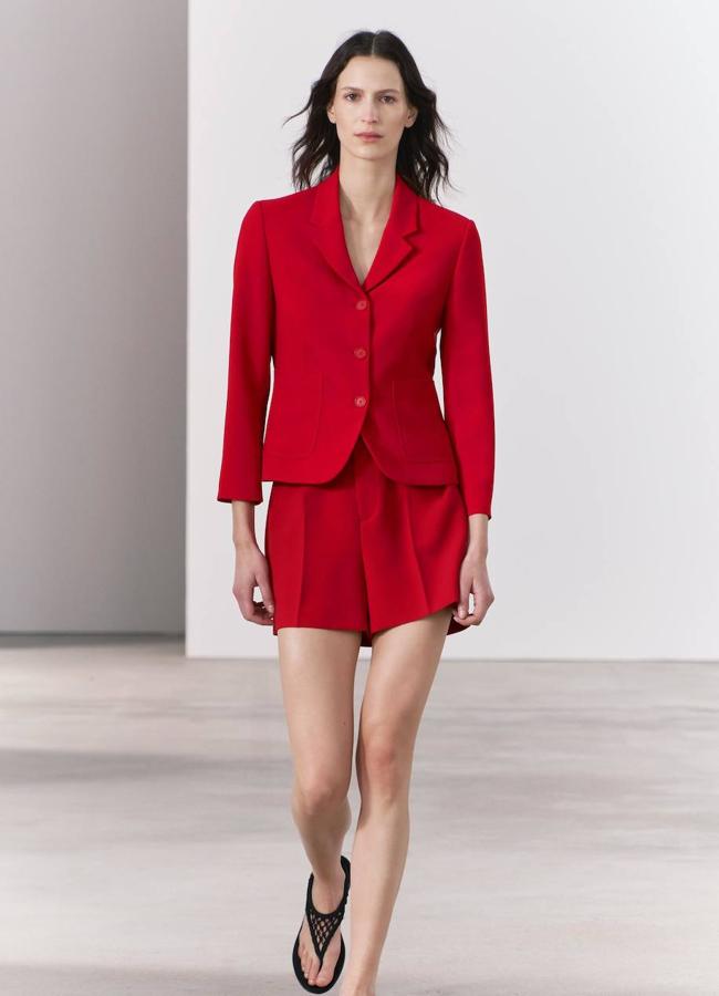 Traje con shorts color rojo