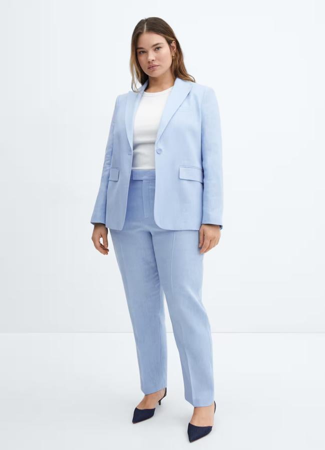 Blazer de lino en azul pastel de Mango.