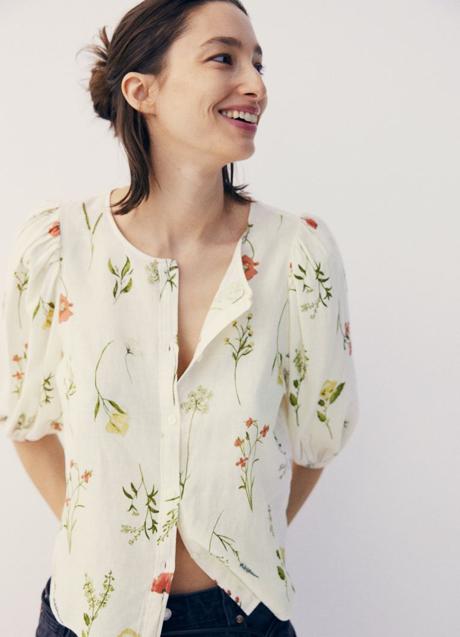 Blusa con flores de H&M (12,99 euros euros)