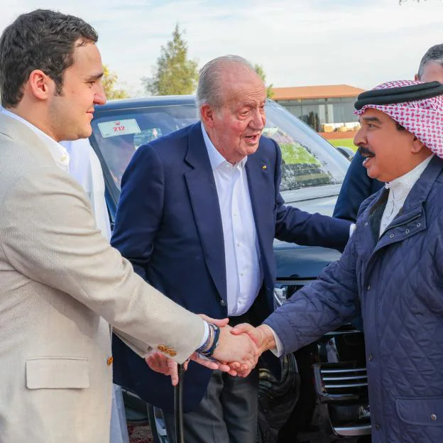 El rey emérito Juan Carlos ha presentado a Froilán a los hombres con poder de Emiratos Árabes. En la foto, el nieto del monarca saluda al rey Hamad bin Isa Al Khalifa. 