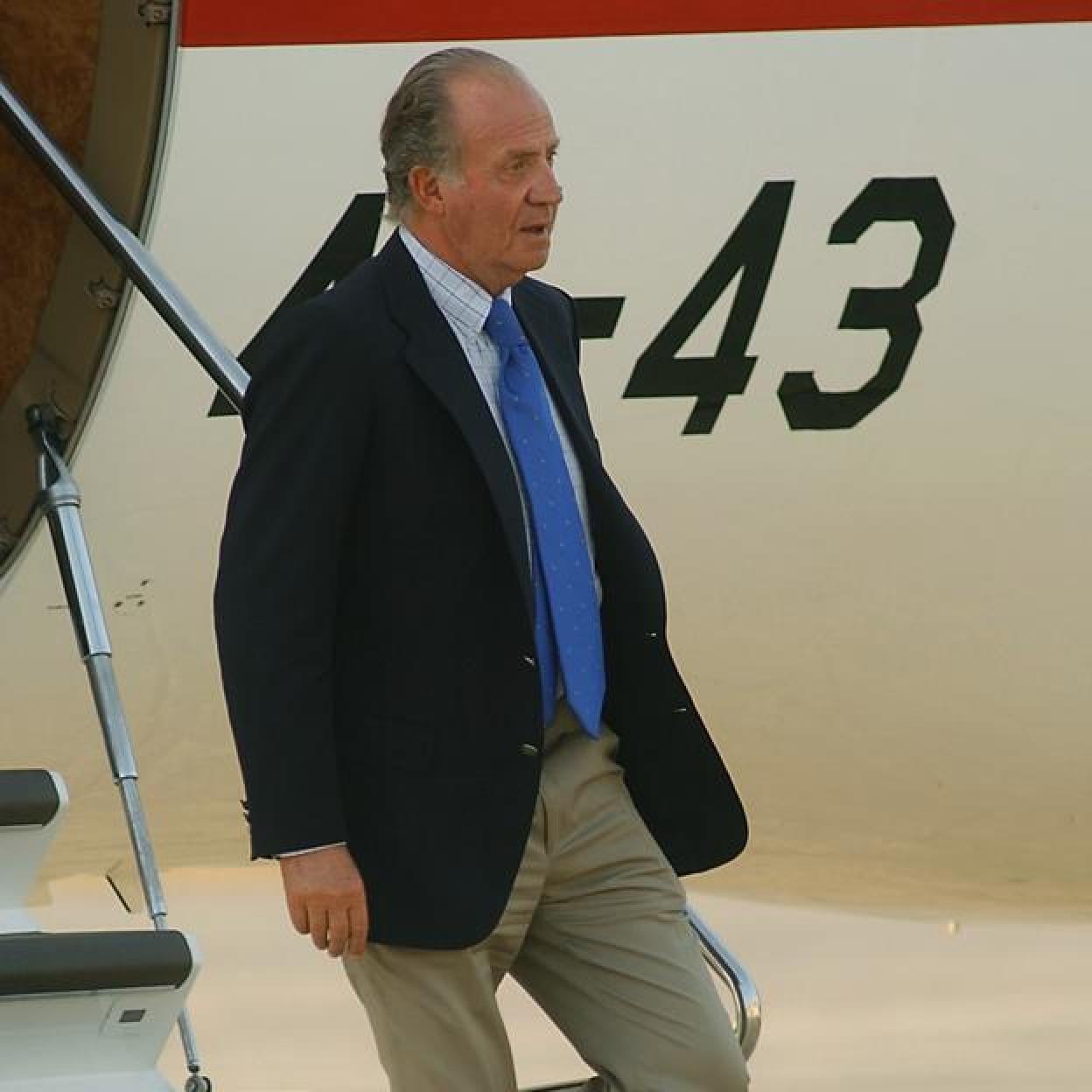 El rey Juan Carlos, bajando de un avión. /GTRES