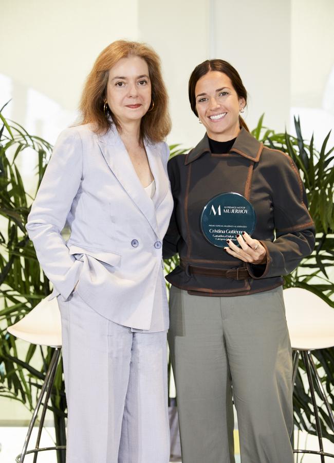 Nuestra directora, Lourdes Garzón, ha entregado a Cristina Gutiérrez, ganadora del Dakar 2024, el Premio especial Mujerhoy al Liderazgo. Foto: Álex Rivera.