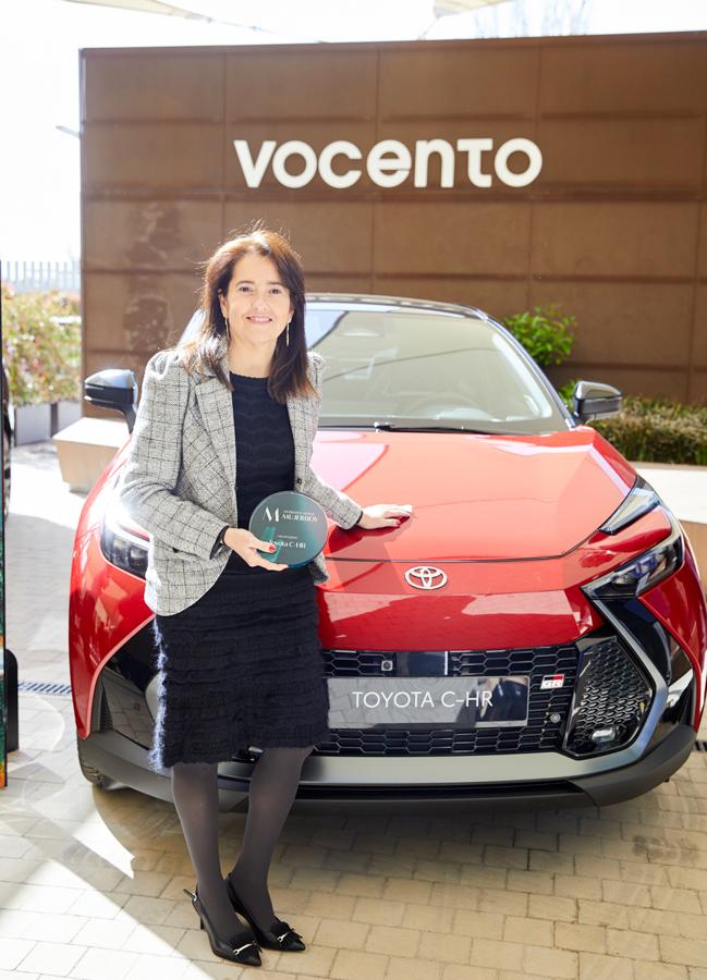 Rebeca Guillén junto al Toyota C-HR. Foto: Álex Rivera.