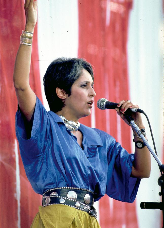 Joan Baez durante su actuación en Live Aid, el festival benéfico que en 1989 la reunió con los grandes artistas del momento. Foto: Getty.