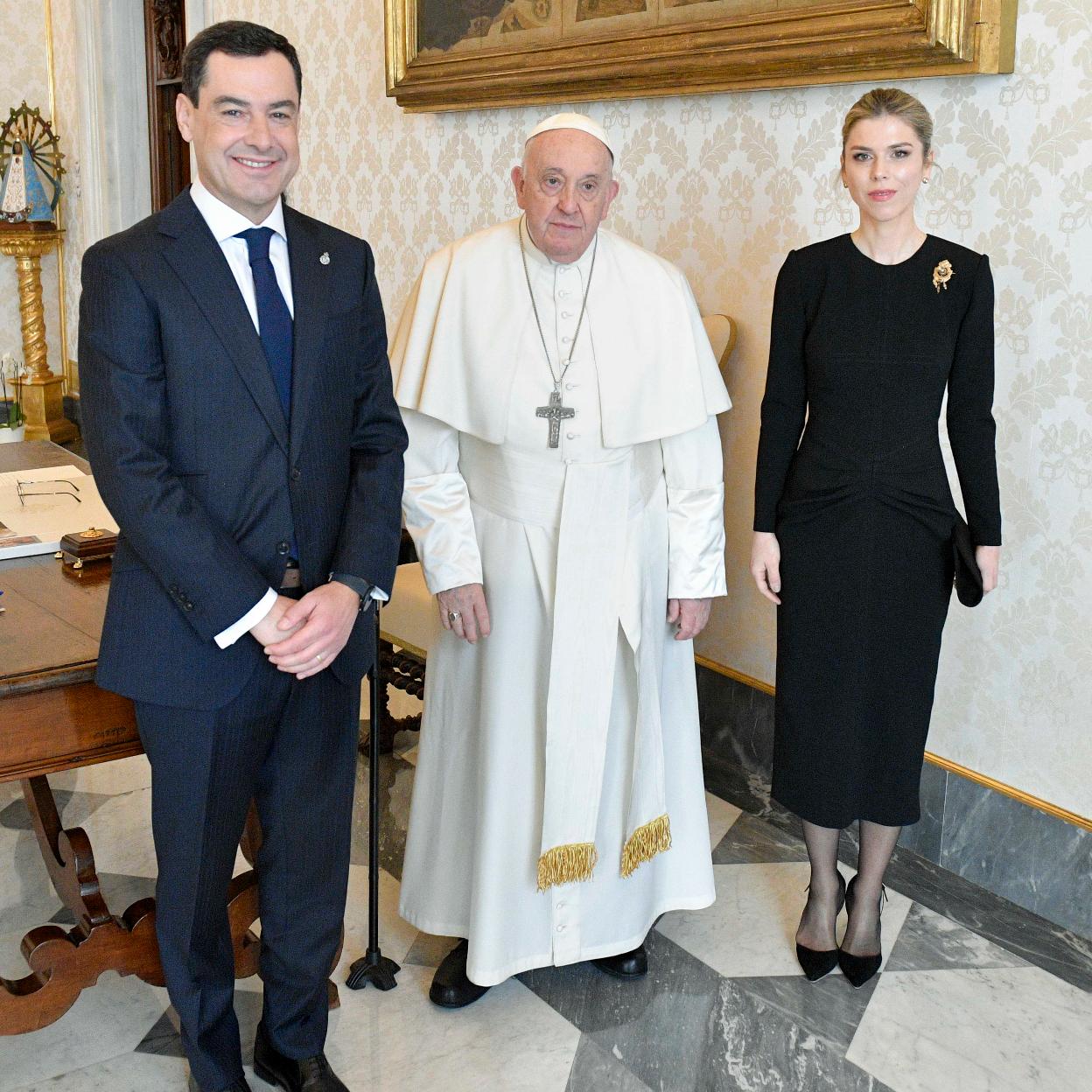 Juan Manuel Moreno Bonilla, el Papa Francisco y Manuela Villena/getty images