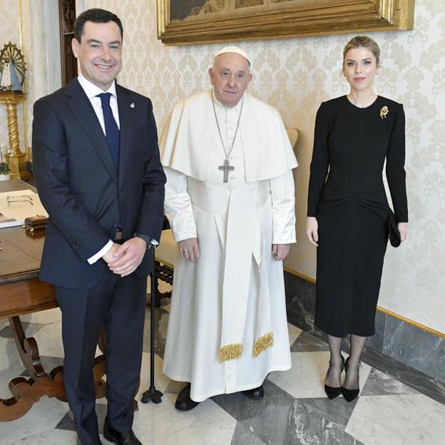 Juan Manuel Moreno Bonilla, el Papa Francisco y Manuela Villena