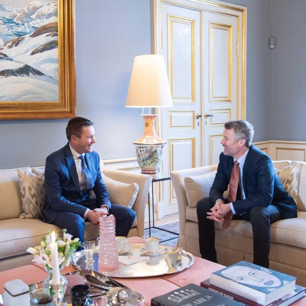 Federico de Dinamarca, recibiendo a David Lappartient en uno de los salones del palacio. 