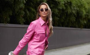 A las influencers les encantan estas chaquetas rosa para cuando quieren ir especialmente guapas