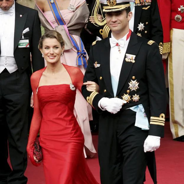Letizia, de rojo, en la boda de Federico y Mary de Dinamarca.