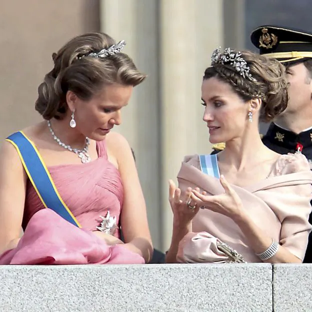 Letizia con Matilde de Bélgica en la boda de Victoria de Suecia.