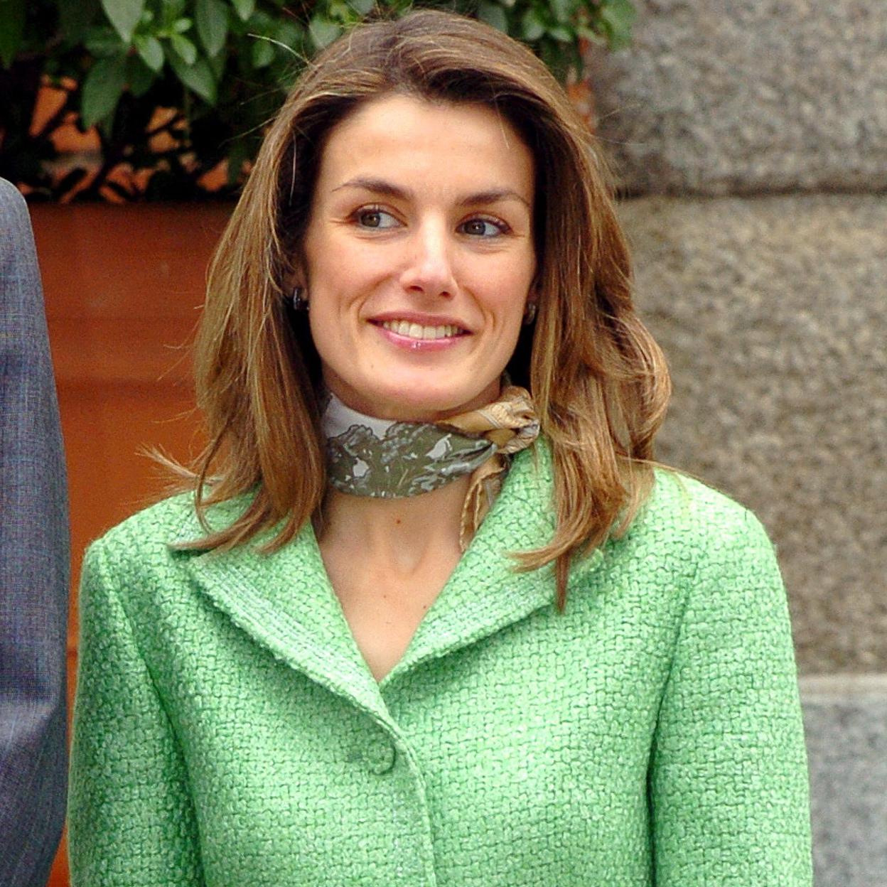 Letizia, de verde y con pañuelo al cuello, en una foto de archivo./gtres