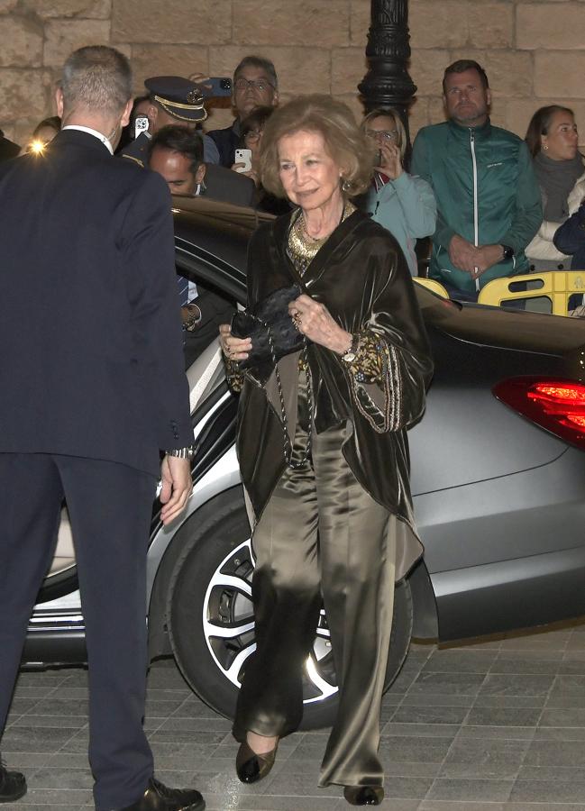 La reina Sofía con un conjunto satinado con kimono. / GTRES