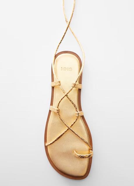 Sandalias doradas de Mango (39,99 euros)