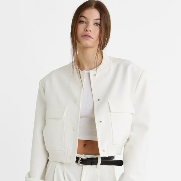 Cazadora tipo bomber de Stradivarius. (49,99 euros).