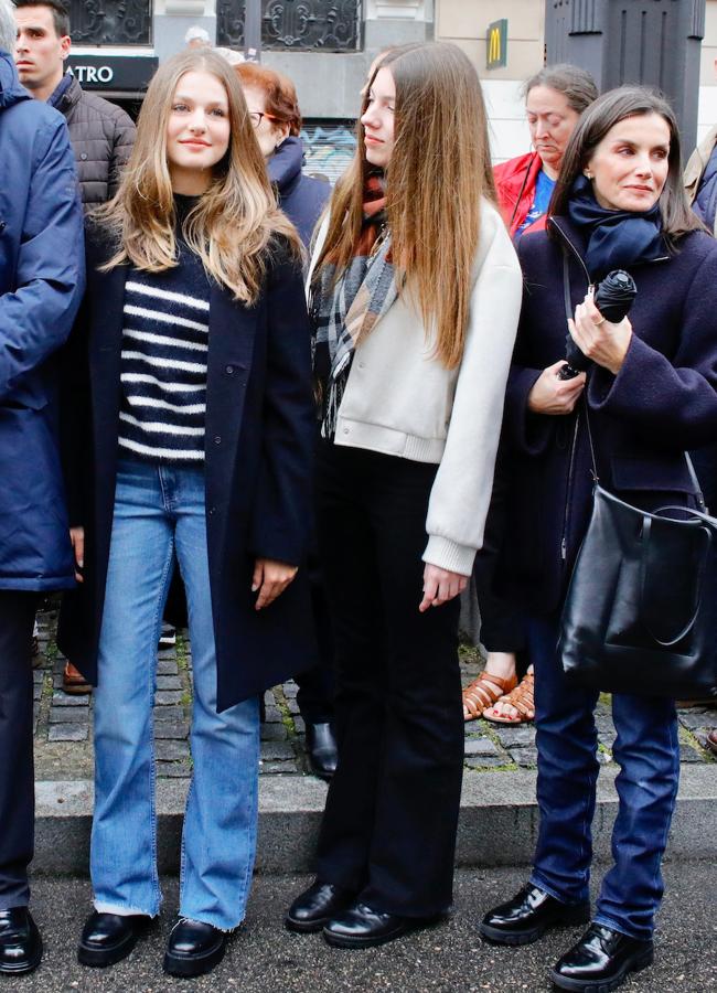 La princesa Leonor acompañada por la infanta Sofía y la reina Letizia. FOTO: Limited Pictures.