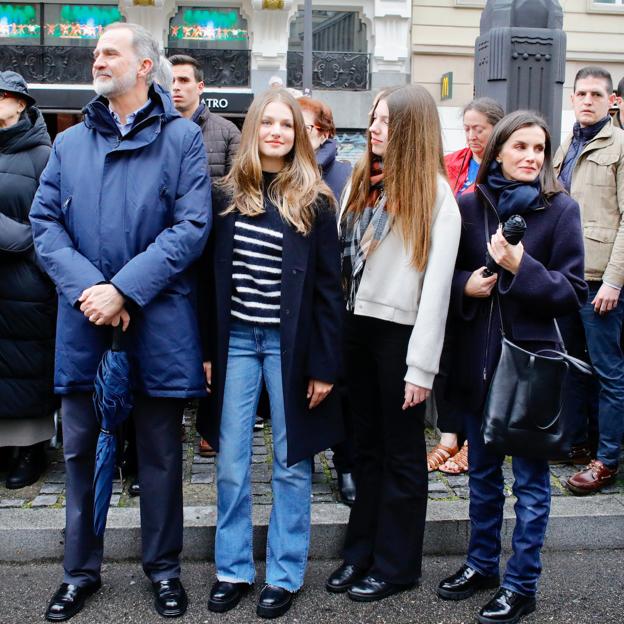 El rey Felipe, la princesa Leonor, la infanta Sofía y la reina Letizia acuden a la procesión del Encuentro, en Madrid.