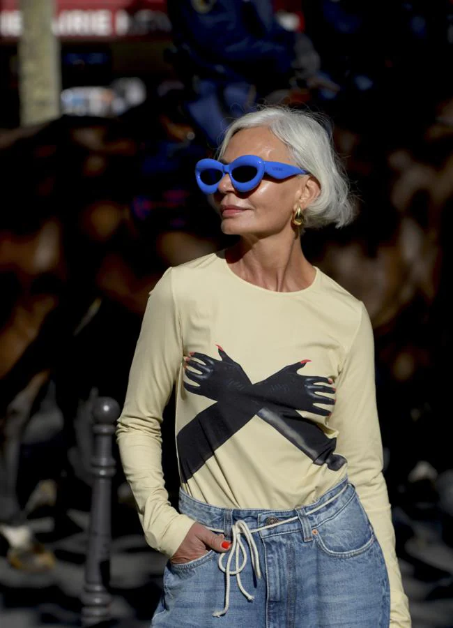 Una mujer con corte de pelo micro bob y canas. Foto: Launchmetrics spotlight.