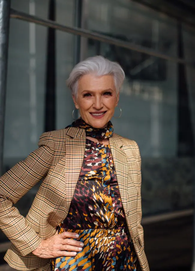 Una mujer con canas y corte de pelo Undercut. Foto: Launchmetrics spotlight