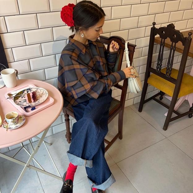 La influencer Lucía Avendaño con unos pantalonezs vaqueros oscuros